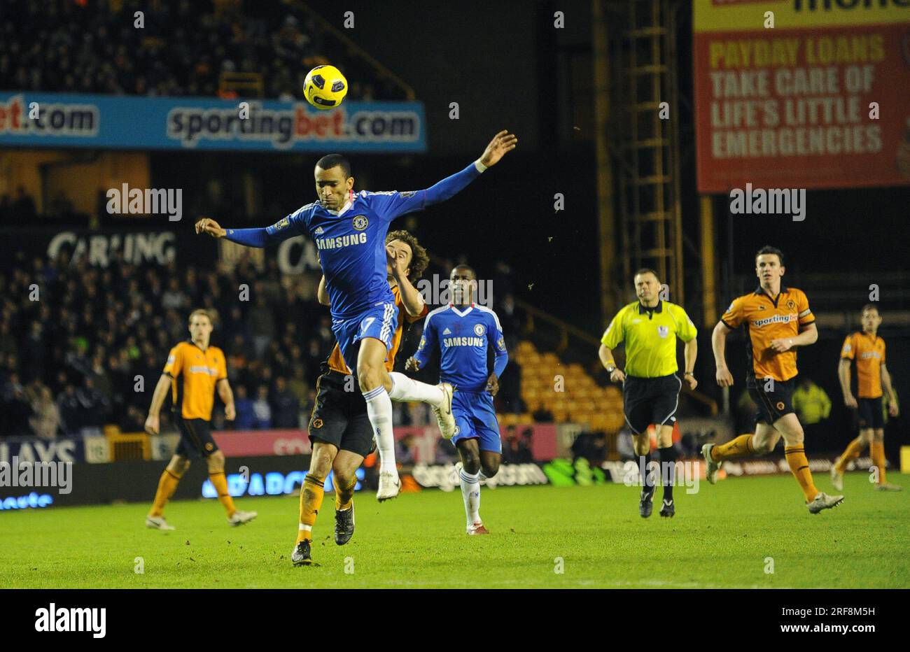 Jose Bosingwa de Chelsea et Stephen Hunt de Wolverhampton Wanderers Barclays Premier League - Wolverhampton Wanderers contre Chelsea 05/01/2011 Banque D'Images