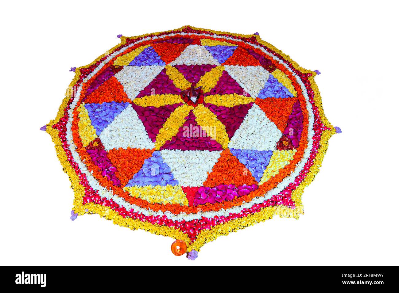 Onam Pookalam est un motif floral traditionnel ou rangoli fabriqué pendant le festival d'Onam dans l'état indien du Kerala. Banque D'Images