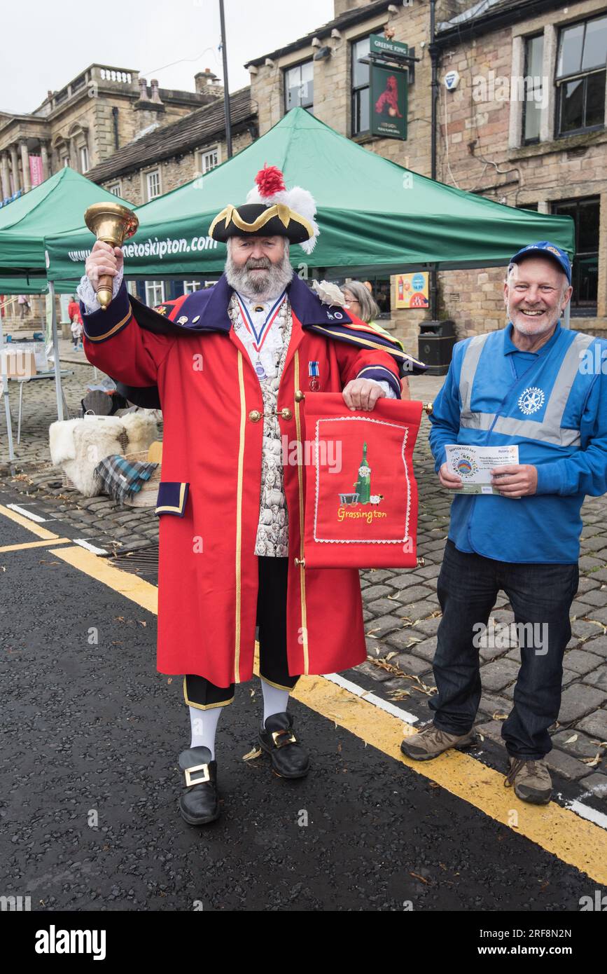 Un crieur de ville de Grassington assistant à la célébration du « Yorkshire Day » dans le centre-ville de Skipton le 1 août 2023. Banque D'Images