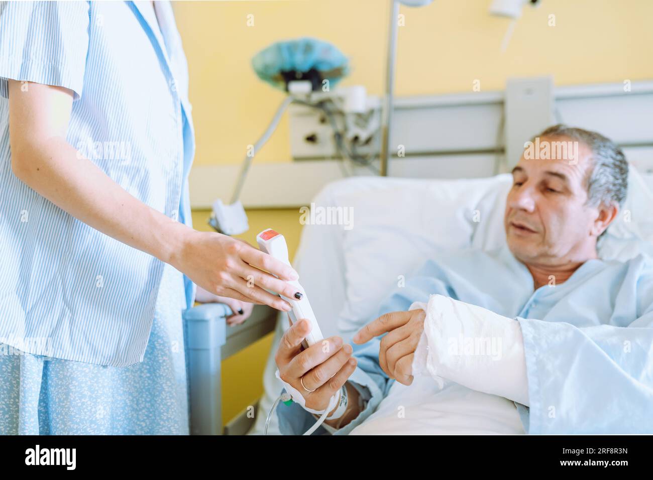 Patient de sexe masculin après blessure ou chirurgie dans un service hospitalier Banque D'Images