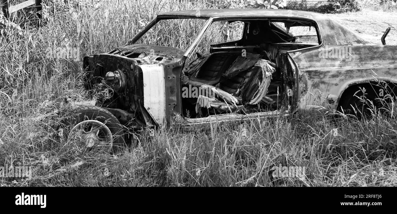 Ancienne voiture abandonnée laissée dans le champ de la ferme Banque D'Images
