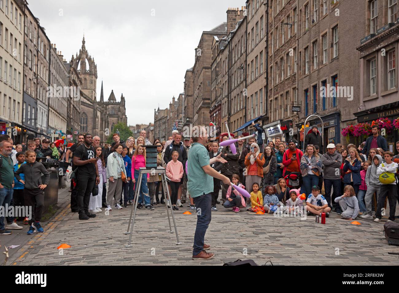 Royal Mile, High Street, Édimbourg, Écosse, Royaume-Uni. 1 août 2023. Quiconque se promenait dans High Street aurait pu croire que le Festival Fringe d'Édimbourg avait déjà commencé alors qu'un grand public cosmopolite se réunissait pour regarder les artistes de rue professionnels à l'heure du thé. Sur la photo : Daniel Zindler jongle les clubs à un public reconnaissant. Crédit : Awhite/alamy Live News. Banque D'Images