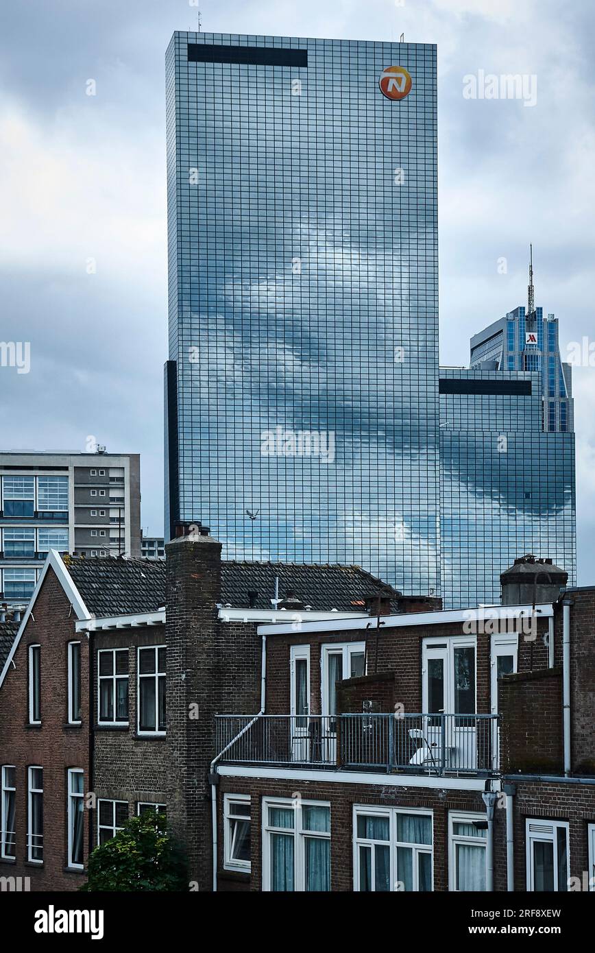 Le Delftse Pooret ou Delft Gate Building reflète les clauds dans sa façade en verre. Le bâtiment est un complexe de gratte-ciel à deux tours près de la Rotte Banque D'Images