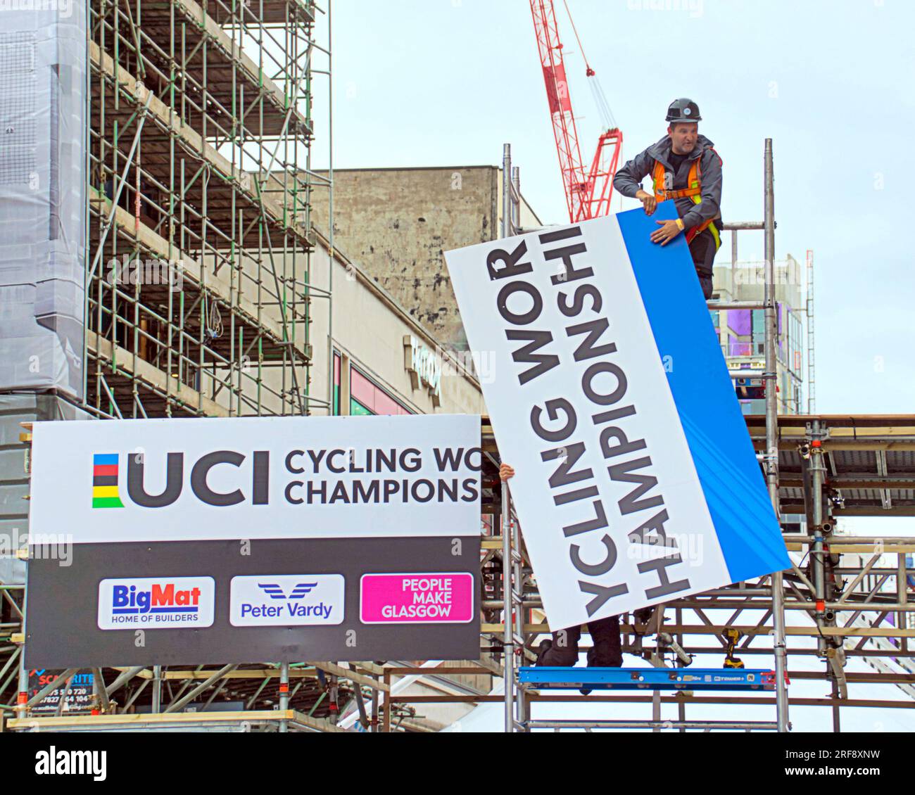Glasgow, Écosse, Royaume-Uni 31 juillet 2023. Des panneaux UCI de dernière minute sont installés pour les championnats du monde dans les rues de la ville et canalisent les foules pour le contrôle des bagages avec la circulation et les barrières. George Square voit la porte de la ligne de départ installée avec des barrières bordant le départ. Crédit Gerard Ferry/Alamy Live News Banque D'Images