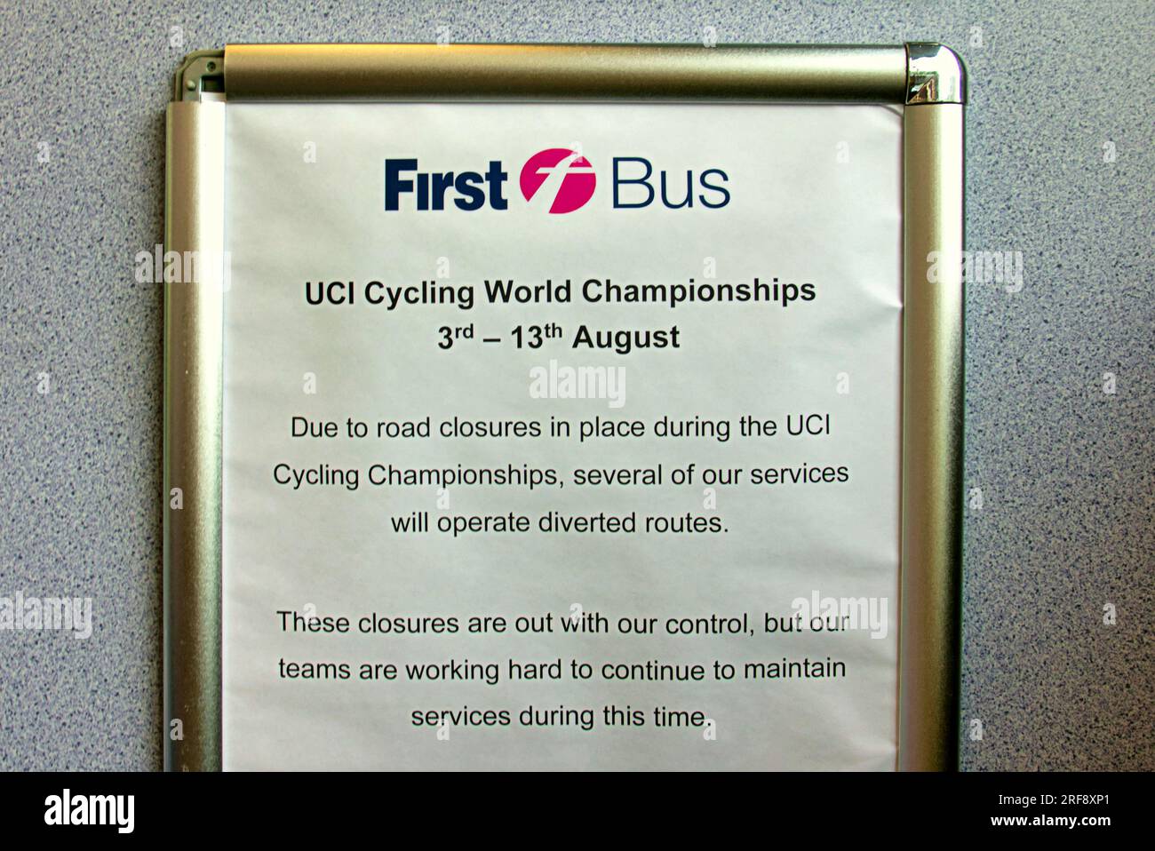 Glasgow, Écosse, Royaume-Uni 31 juillet 2023. First bus partage sa préparation pour les transports publics des panneaux UCI sont installés pour les championnats du monde dans les rues de la ville et canalisent les foules pour le contrôle des bagages avec la circulation et les barrières. George Square voit la porte de la ligne de départ installée avec des barrières bordant le départ. Crédit Gerard Ferry/Alamy Live News Banque D'Images