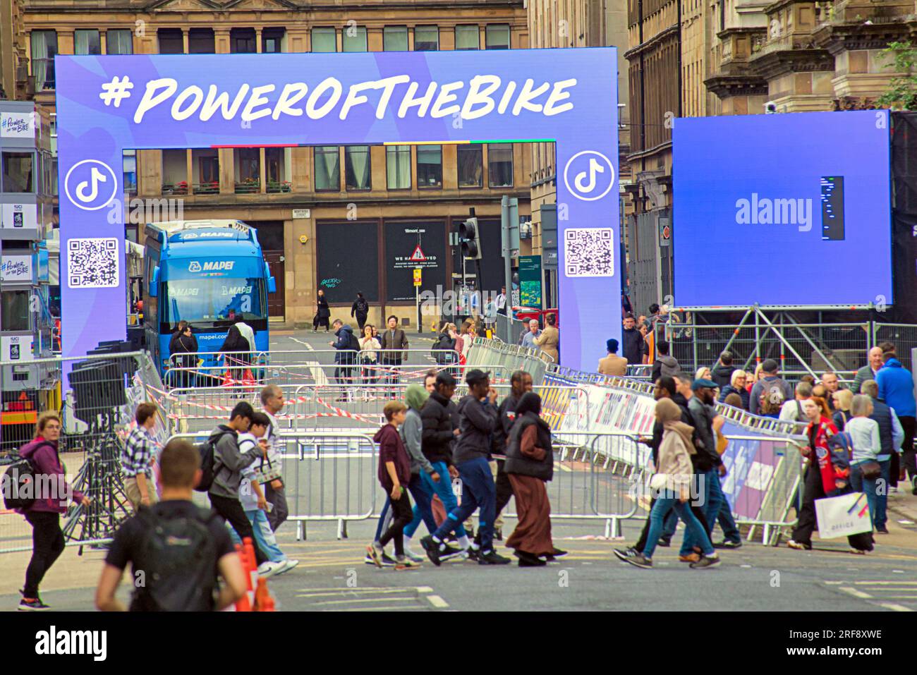 Glasgow, Écosse, Royaume-Uni 31 juillet 2023. Des panneaux UCI de dernière minute sont installés pour les championnats du monde dans les rues de la ville et canalisent les foules pour le contrôle des bagages avec la circulation et les barrières. George Square voit la porte de la ligne de départ installée avec des barrières bordant le départ. Crédit Gerard Ferry/Alamy Live News Banque D'Images