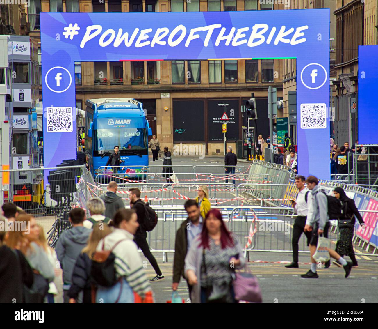 Glasgow, Écosse, Royaume-Uni 31 juillet 2023. Des panneaux UCI de dernière minute sont installés pour les championnats du monde dans les rues de la ville et canalisent les foules pour le contrôle des bagages avec la circulation et les barrières. George Square voit la porte de la ligne de départ installée avec des barrières bordant le départ. Crédit Gerard Ferry/Alamy Live News Banque D'Images