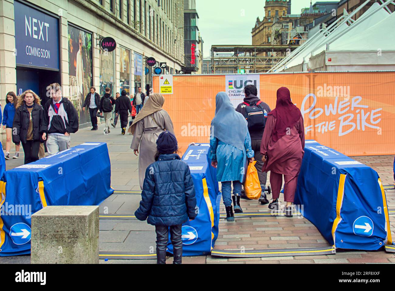 Glasgow, Écosse, Royaume-Uni 31 juillet 2023. Des panneaux UCI de dernière minute sont installés pour les championnats du monde dans les rues de la ville et canalisent les foules pour le contrôle des bagages avec la circulation et les barrières. George Square voit la porte de la ligne de départ installée avec des barrières bordant le départ. Crédit Gerard Ferry/Alamy Live News Banque D'Images