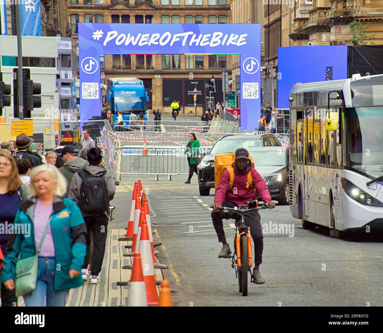Glasgow, Écosse, Royaume-Uni 31 juillet 2023. Des panneaux UCI de dernière minute sont installés pour les championnats du monde dans les rues de la ville et canalisent les foules pour le contrôle des bagages avec la circulation et les barrières. George Square voit la porte de la ligne de départ installée avec des barrières bordant le départ. Crédit Gerard Ferry/Alamy Live News Banque D'Images