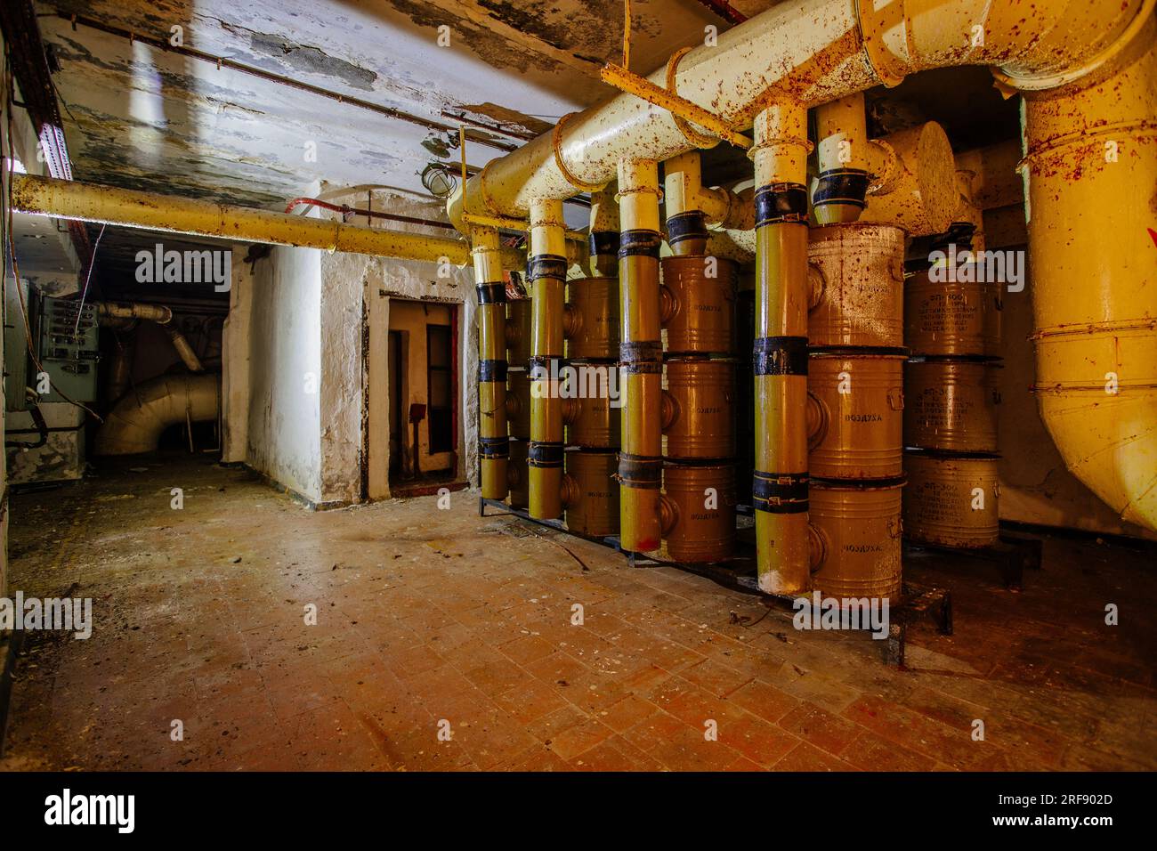 Système de filtration de l'air et de ventilation dans le bunker soviétique  ou l'abri anti-bombe Photo Stock - Alamy