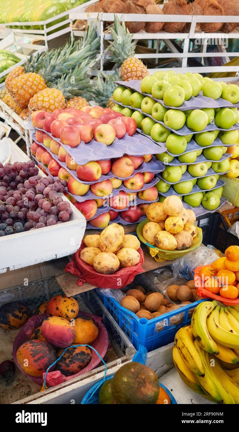 Divers fruits sur un marché alimentaire local, Équateur. Banque D'Images