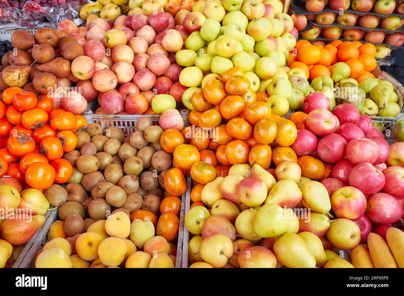 Divers fruits sur un marché alimentaire local, Équateur. Banque D'Images