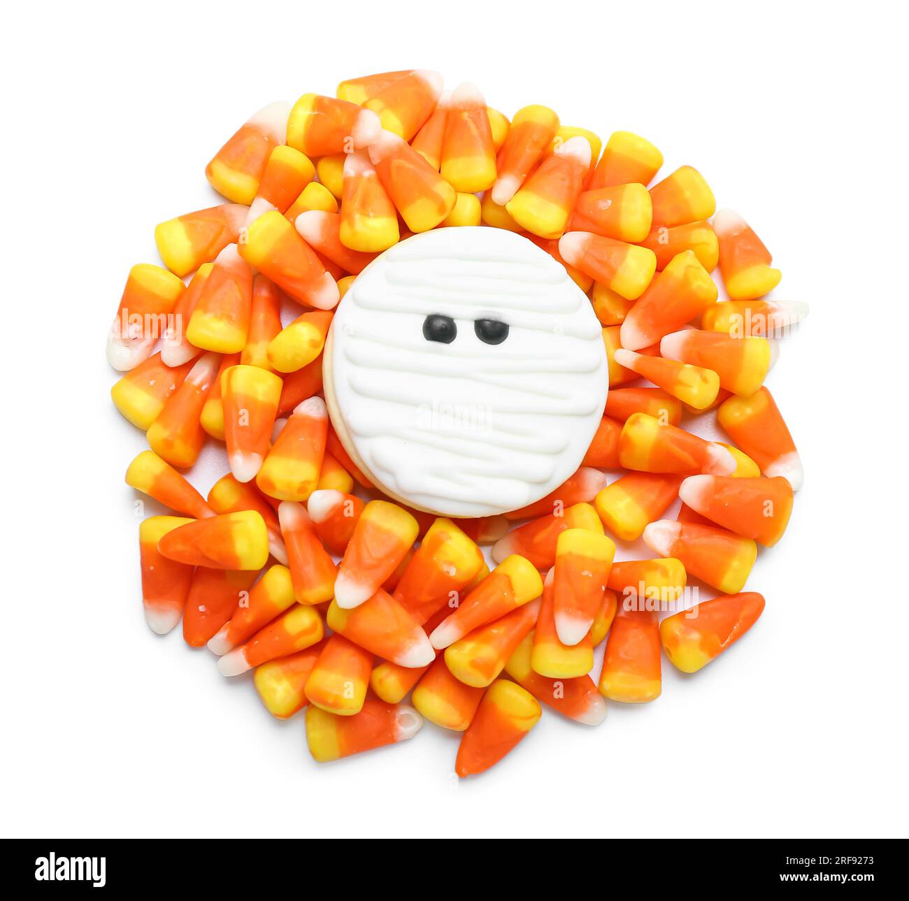 Savoureux cors de bonbons Halloween et cookie sur fond blanc Banque D'Images