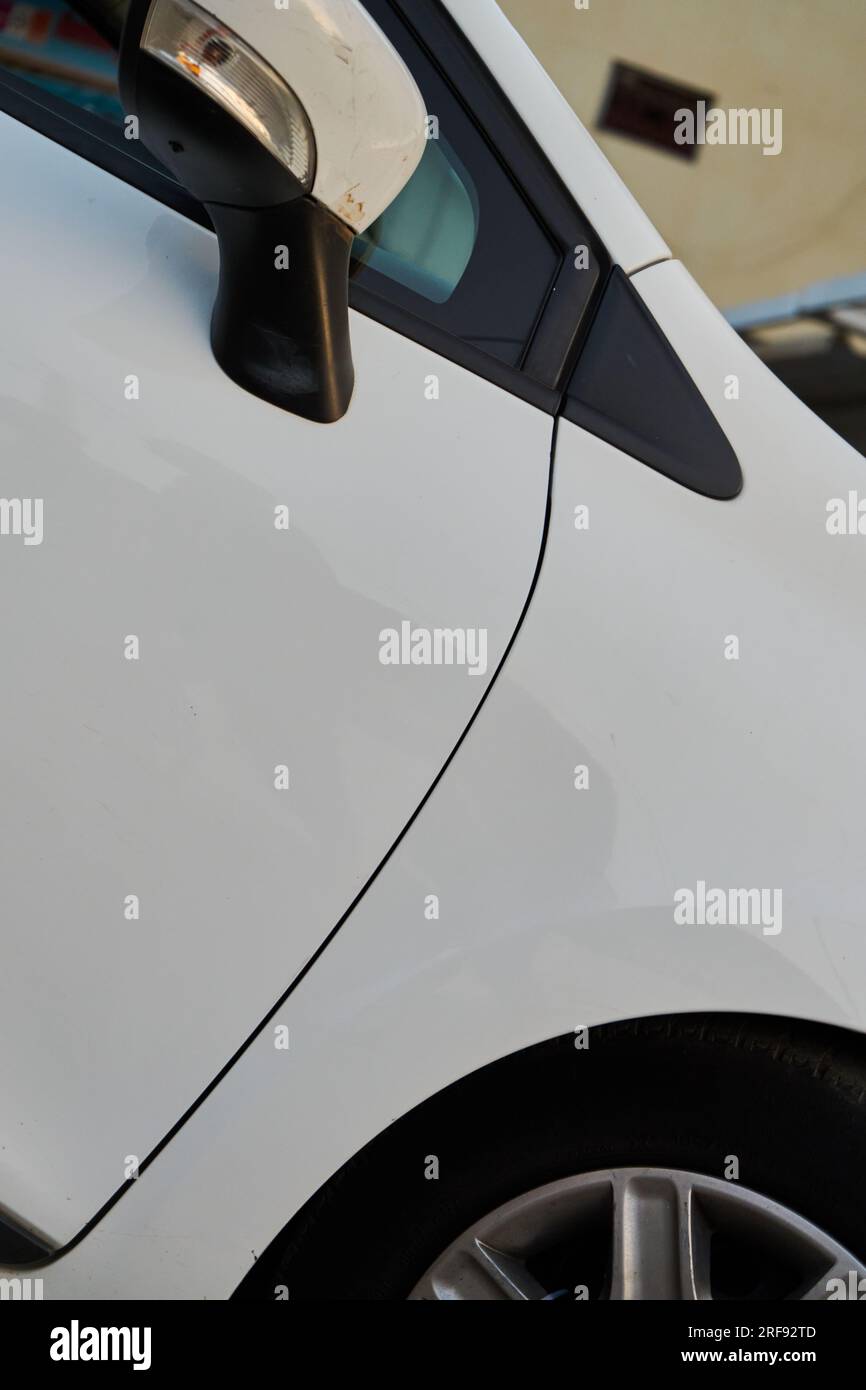 Une partie d'une voiture blanche Banque D'Images