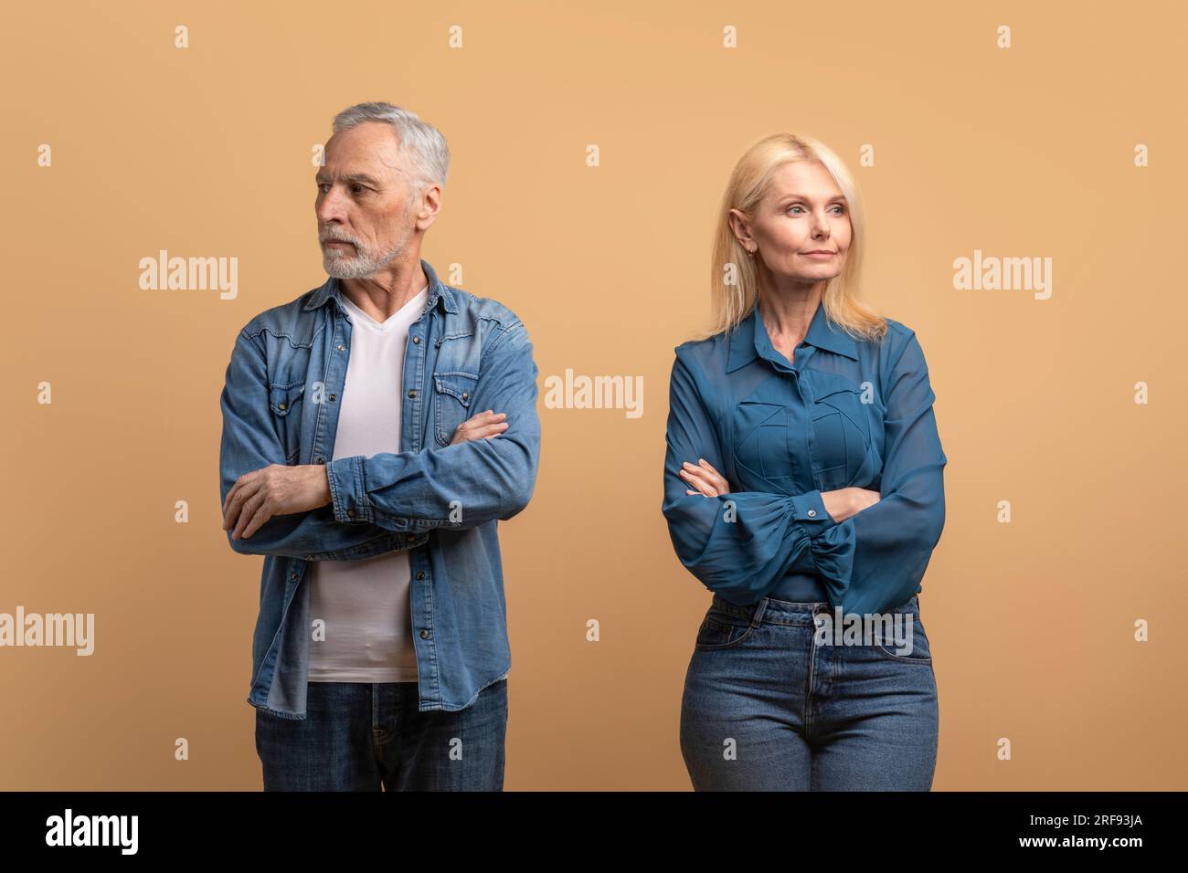 Bouleversé malheureux couple marié âgé ont querelle Banque D'Images