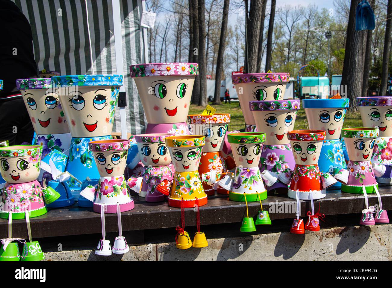 Pots de fleurs mignons sur un banc en bois Banque D'Images
