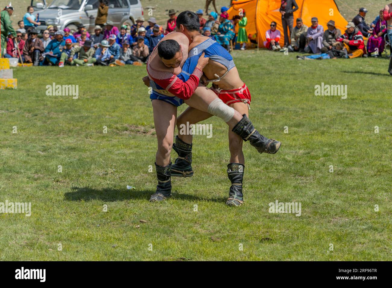 L'événement de lutte traditionnelle mongole (est une compétition sans chronométrage dans laquelle les lutteurs perdent s'ils touchent le sol avec une partie de leur corps Banque D'Images