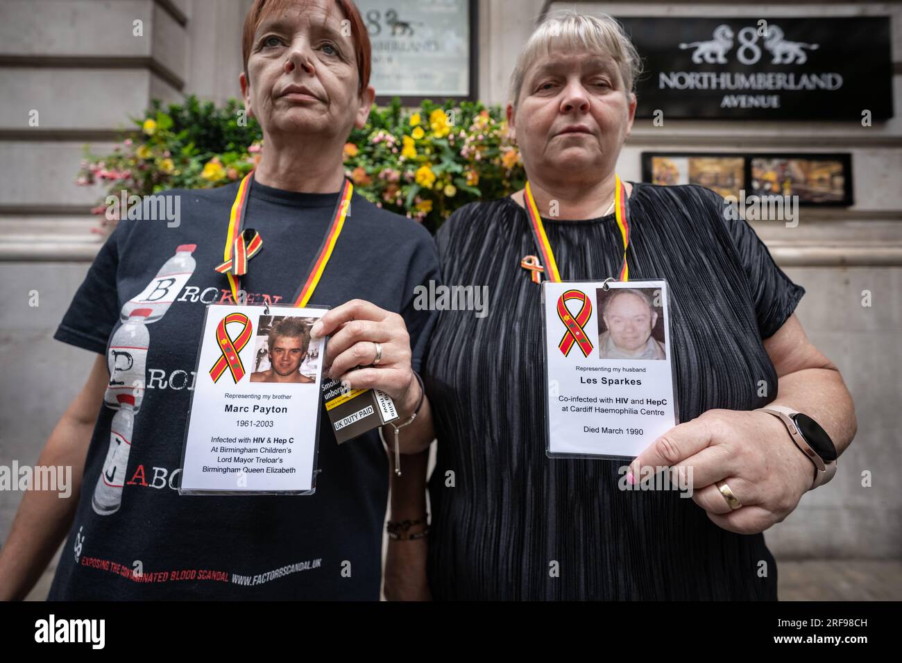 Parents du défunt à l'extérieur du site de l'enquête sur le sang infecté sur Northumberland Ave, Londres, Royaume-Uni. Banque D'Images