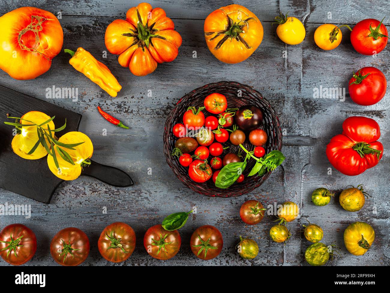 Vieilles tomates vues d'en haut placées sur une vieille planche. Banque D'Images