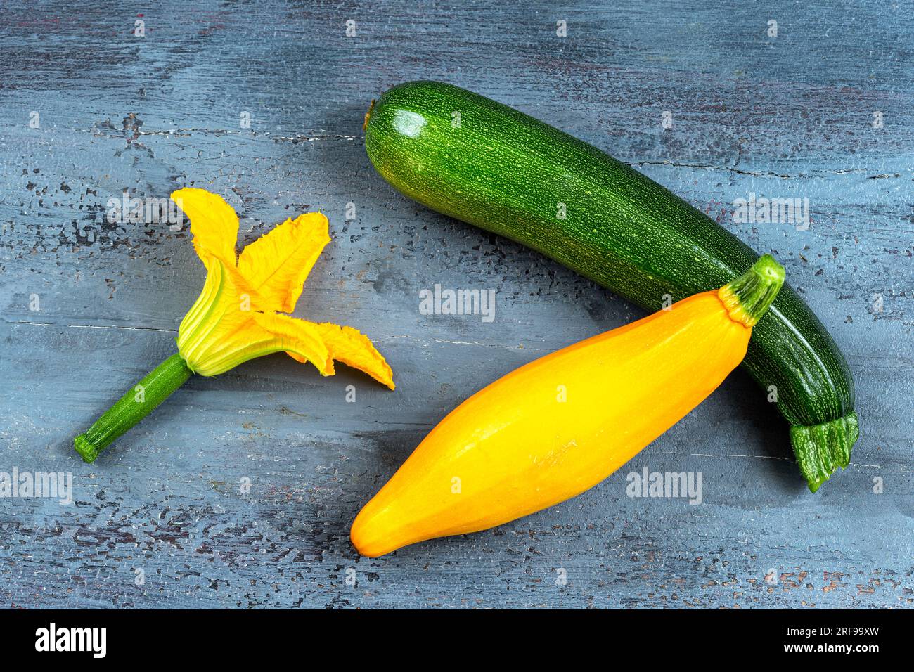 Gros plan sur les courgettes vertes et l'autre jaune avec la fleur. Banque D'Images