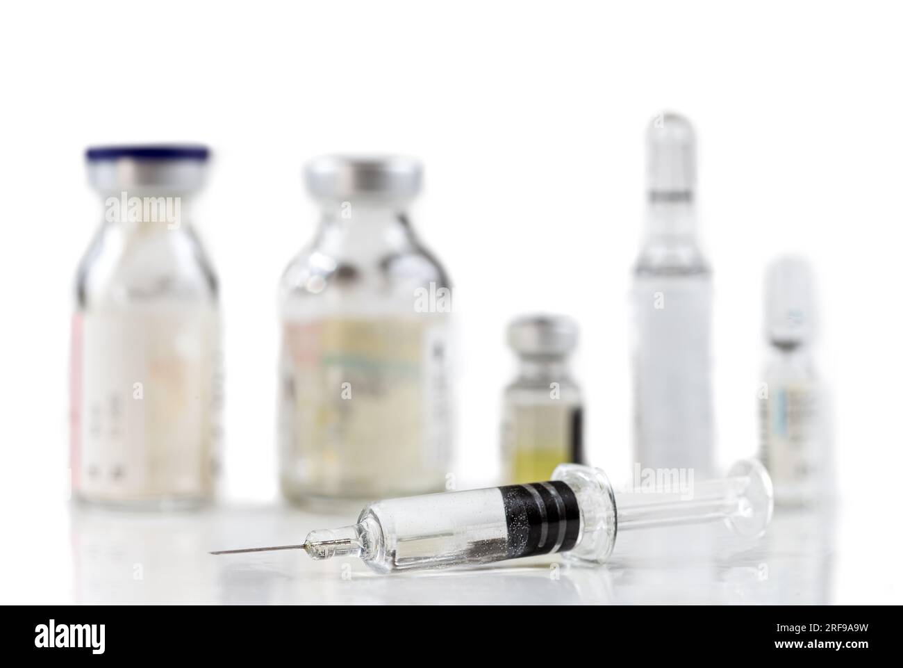 Flacons et seringue pour injection de vaccin. Banque D'Images