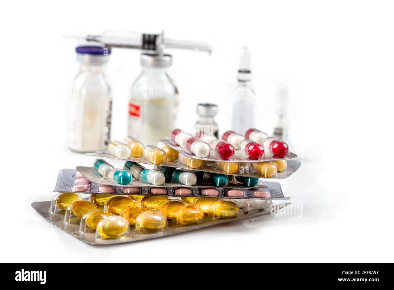 Assortiment de pilules, comprimés et capsules, seringue avec vaccin. Banque D'Images