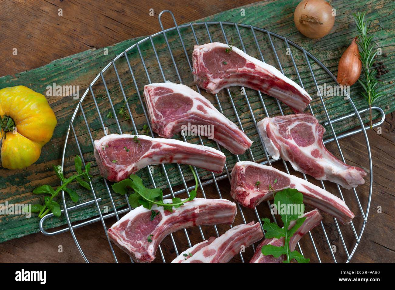 Côtelettes d'agneau crues sur le barbecue. Banque D'Images