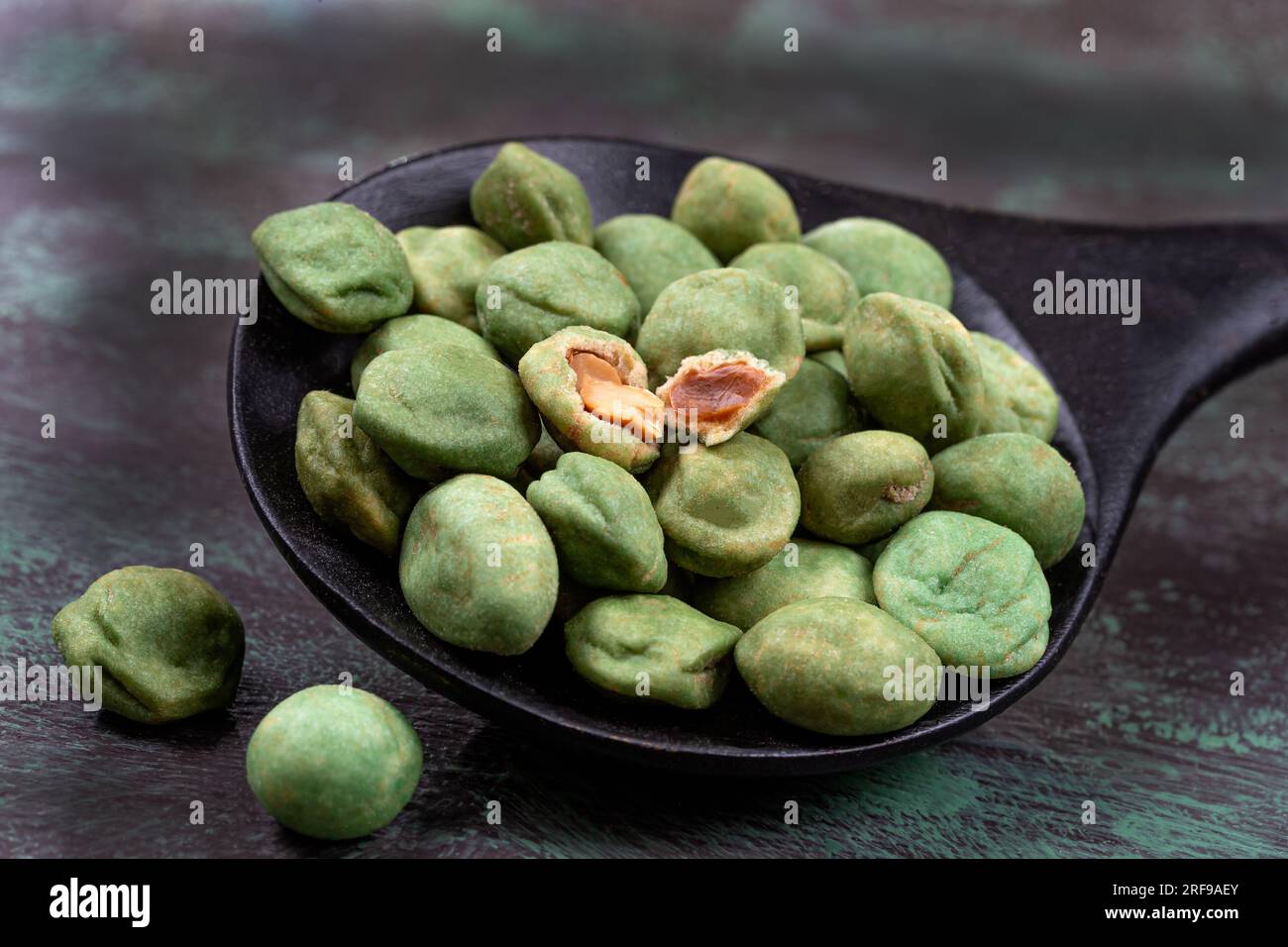 Cacahuètes enrobées de wasabi en gros plan. Banque D'Images