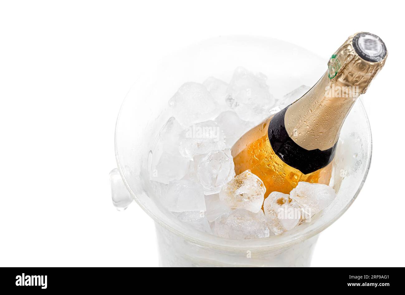 Bouteille de champagne dans un seau à glace. Banque D'Images