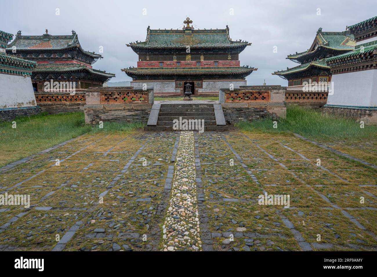 Vue sur le temple Zuu, qui fait partie du complexe du monastère Erdene Zuu à Kharakhorum, Mongolie, le plus grand monastère de Mongolias, (site du patrimoine mondial de l'UNESCO). Banque D'Images
