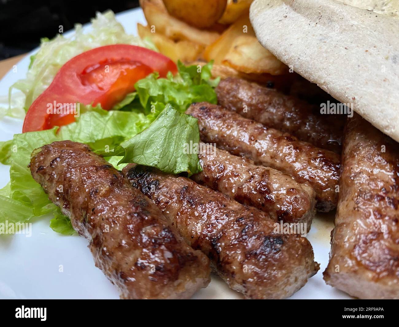 Gros plan de Cevapi : viande grillée bosniaque traditionnelle en détail Banque D'Images
