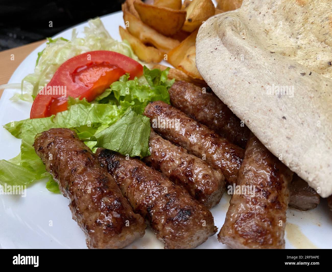 Gros plan de Cevapi : viande grillée bosniaque traditionnelle en détail Banque D'Images