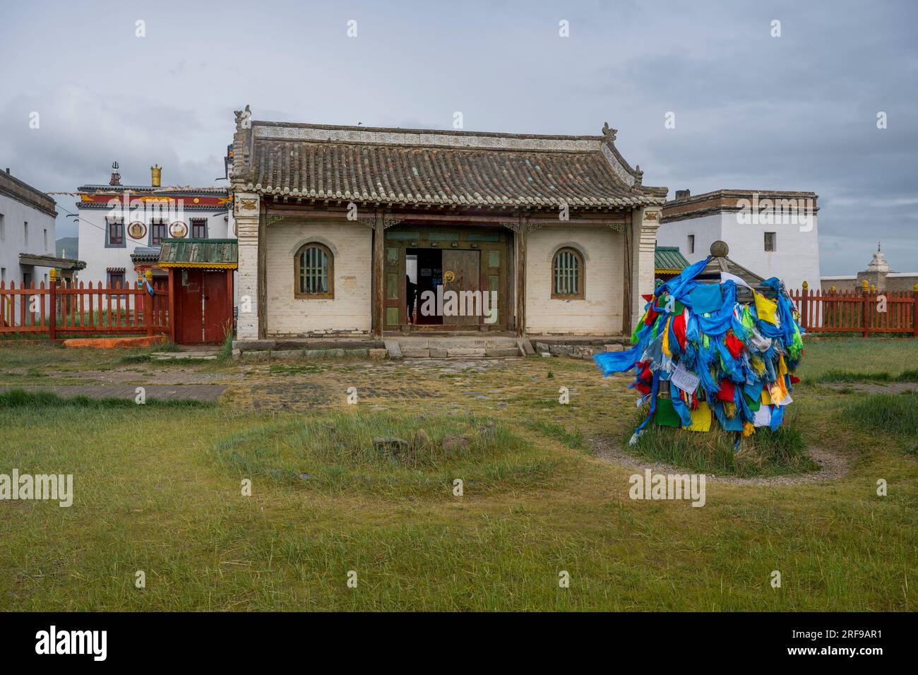 Écharpes de prière devant la porte des temples de Laviran, partie du complexe du monastère Erdene Zuu à Kharakhorum (Karakorum), Mongolie, Mongolias Larges Banque D'Images