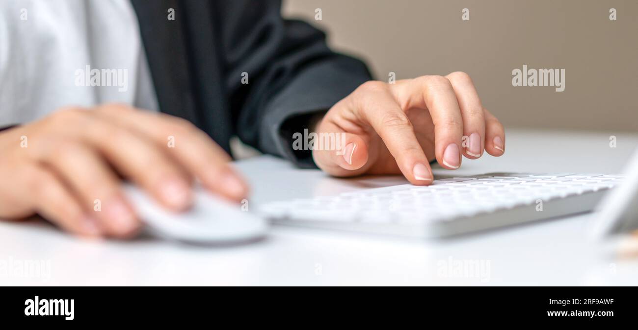 Gros plan index doigt appuie sur une touche clavier d'ordinateur, Business Person travaillant sur l'ordinateur, mise au point sélective sur le doigt. Banque D'Images