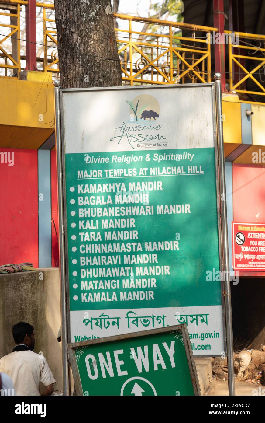 Panneau indiquant les dix grands mandirs (temples hindous) sur la colline de Nilachal à la périphérie de Guwahati, Assam, Inde. Banque D'Images