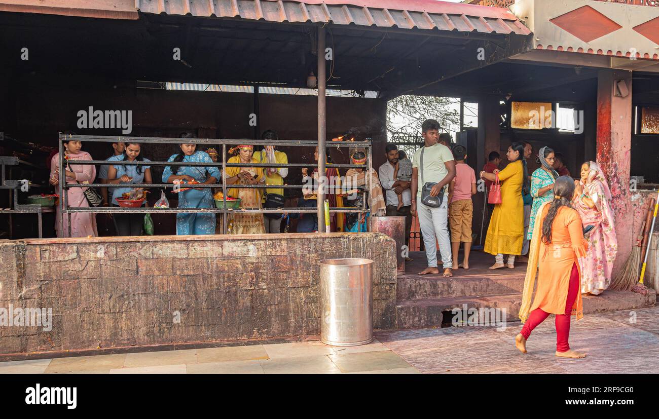 Un groupe de fidèles dans une zone d'attente pour entrer dans la zone principale du temple Kamakhya à Guwahati, Assam, Inde. Certains éclairent des divas. Banque D'Images