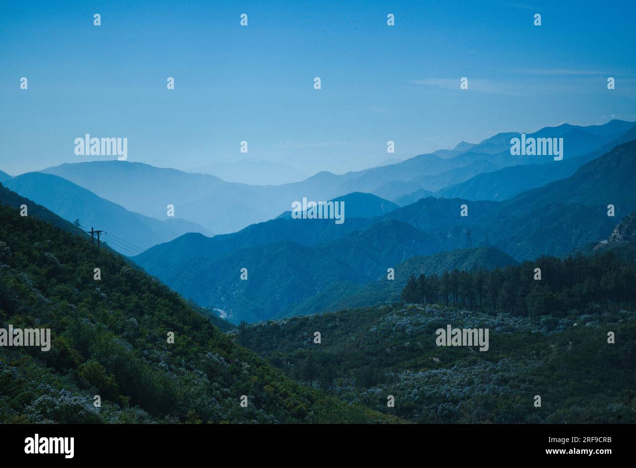 Beauté époustouflante Forêt nationale d'Angeles, composée de chaînes de montagnes récurrentes, certaines couvertes de brume, San Gabriel Mountains National Monument. Banque D'Images