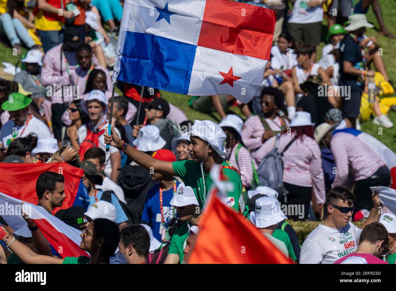 Lisbonne, Portugal. 01 août 2023. Une personne célèbre avec un drapeau panaméen avant l'ouverture de l'inauguration de la réunion de la Journée mondiale de la Jeunesse à Lisbonne. Cette activité religieuse est une rencontre mondiale des jeunes avec le Pape et a lieu tous les deux, trois ou quatre ans sur une base internationale dans une ville choisie par le souverain Pontife. Crédit : SOPA Images Limited/Alamy Live News Banque D'Images