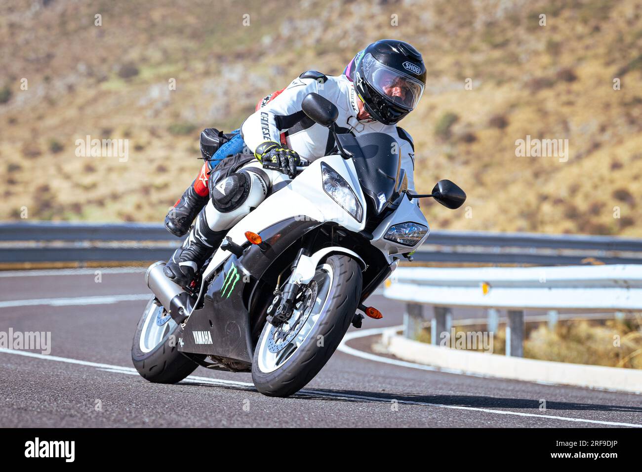 le motocycliste prend une courbe nette sur sa moto. Photographie prise dans le port de Navalmoral, province de la ville d'Avila, Espagne, pendant la journée Septem Banque D'Images