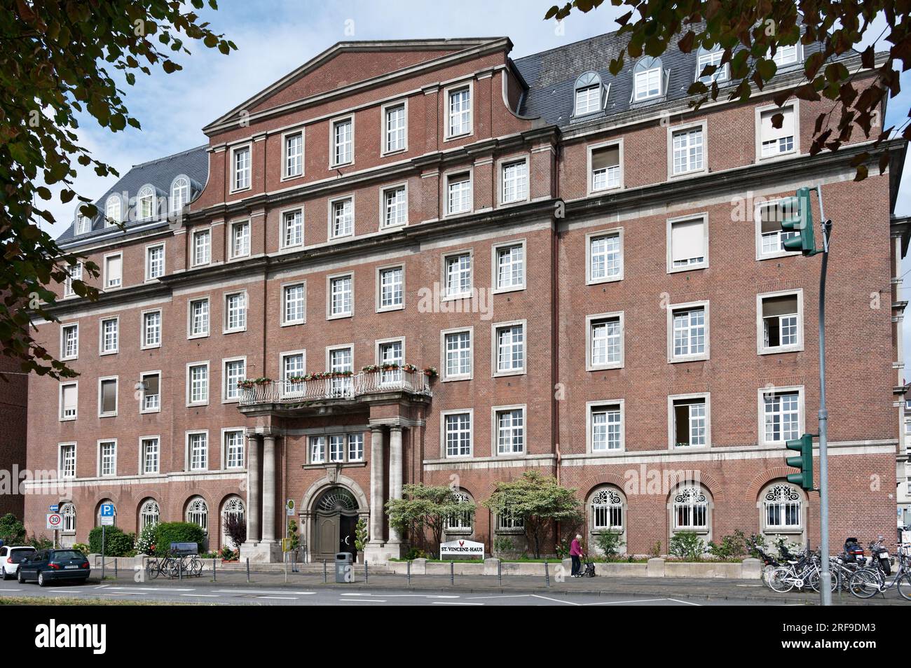Cologne, Allemagne août 01 2023 : St. Résidence et maison de retraite pour personnes âgées Vincenz-Haus dans l'ancien bâtiment administratif Rheinbraun sur le Th Banque D'Images