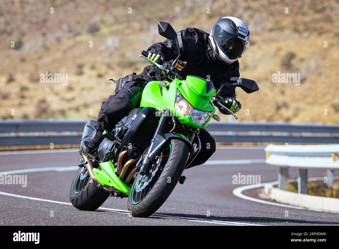 le motocycliste prend une courbe nette sur sa moto. Photographie prise dans le port de Navalmoral, province de la ville d'Avila, Espagne, pendant la journée Septem Banque D'Images