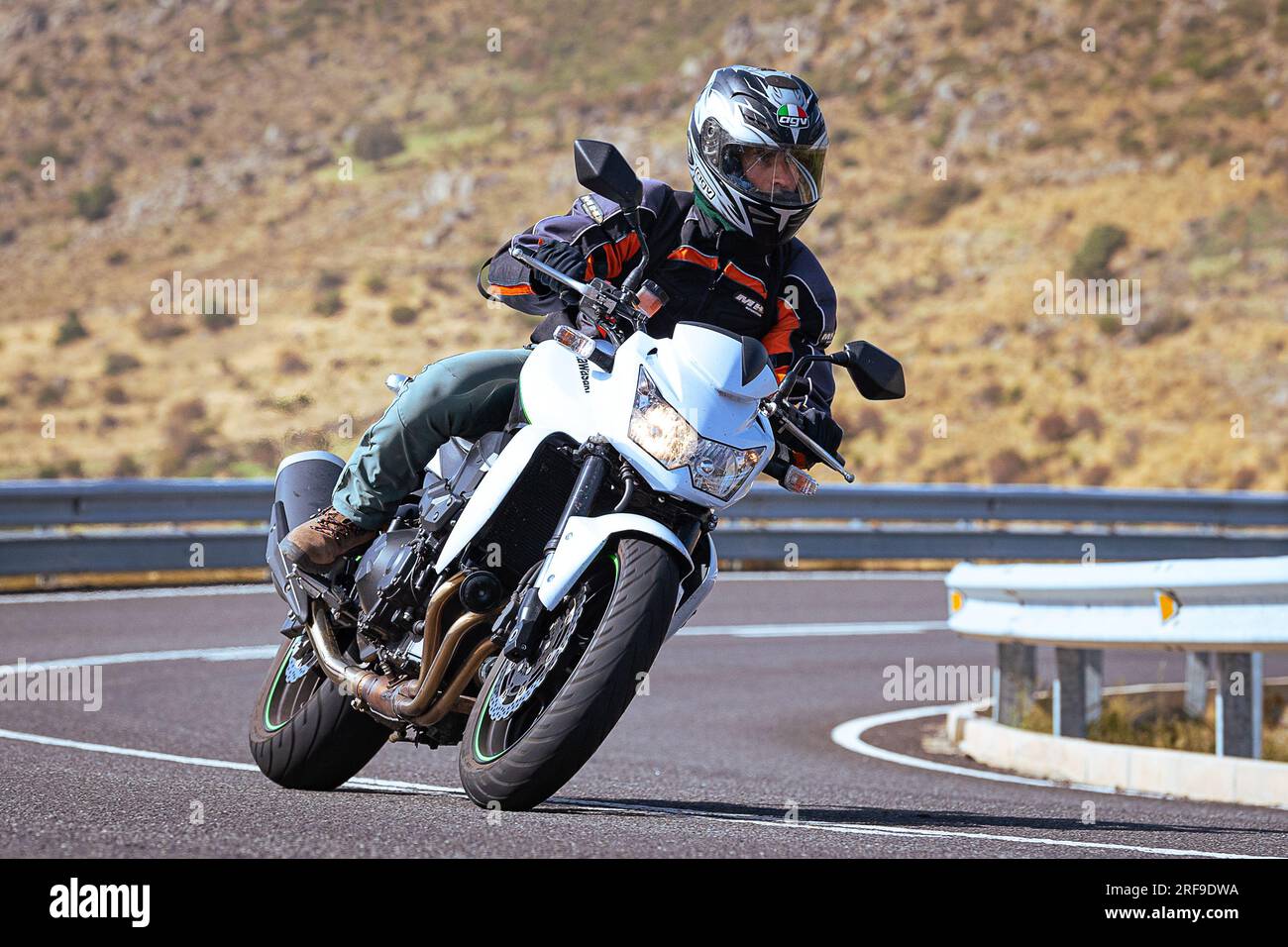 le motocycliste prend une courbe nette sur sa moto. Photographie prise dans le port de Navalmoral, province de la ville d'Avila, Espagne, pendant la journée Septem Banque D'Images