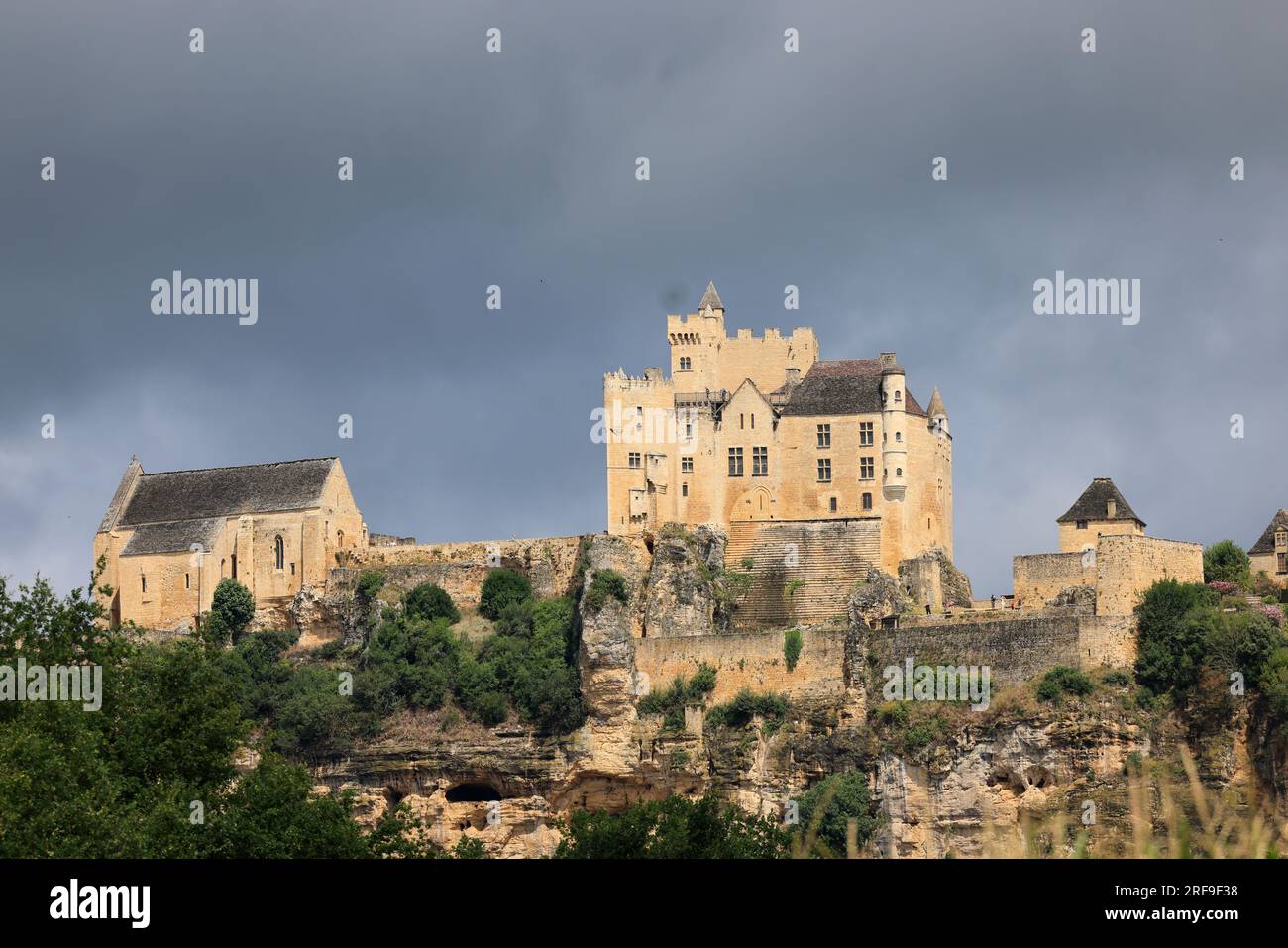Le château fort et l’église fortifiée de Beynac en Périgord dans la vallée de la Dordogne, France, Europe Banque D'Images