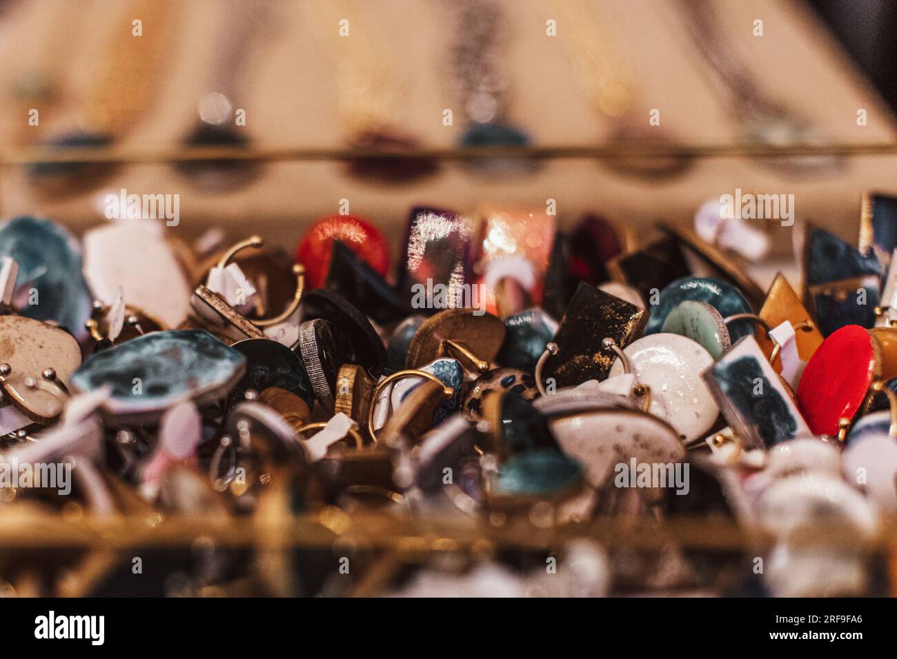 Beaucoup de bijoux boucles d'oreilles sur la vitrine du magasin d'accessoires pour femmes Banque D'Images