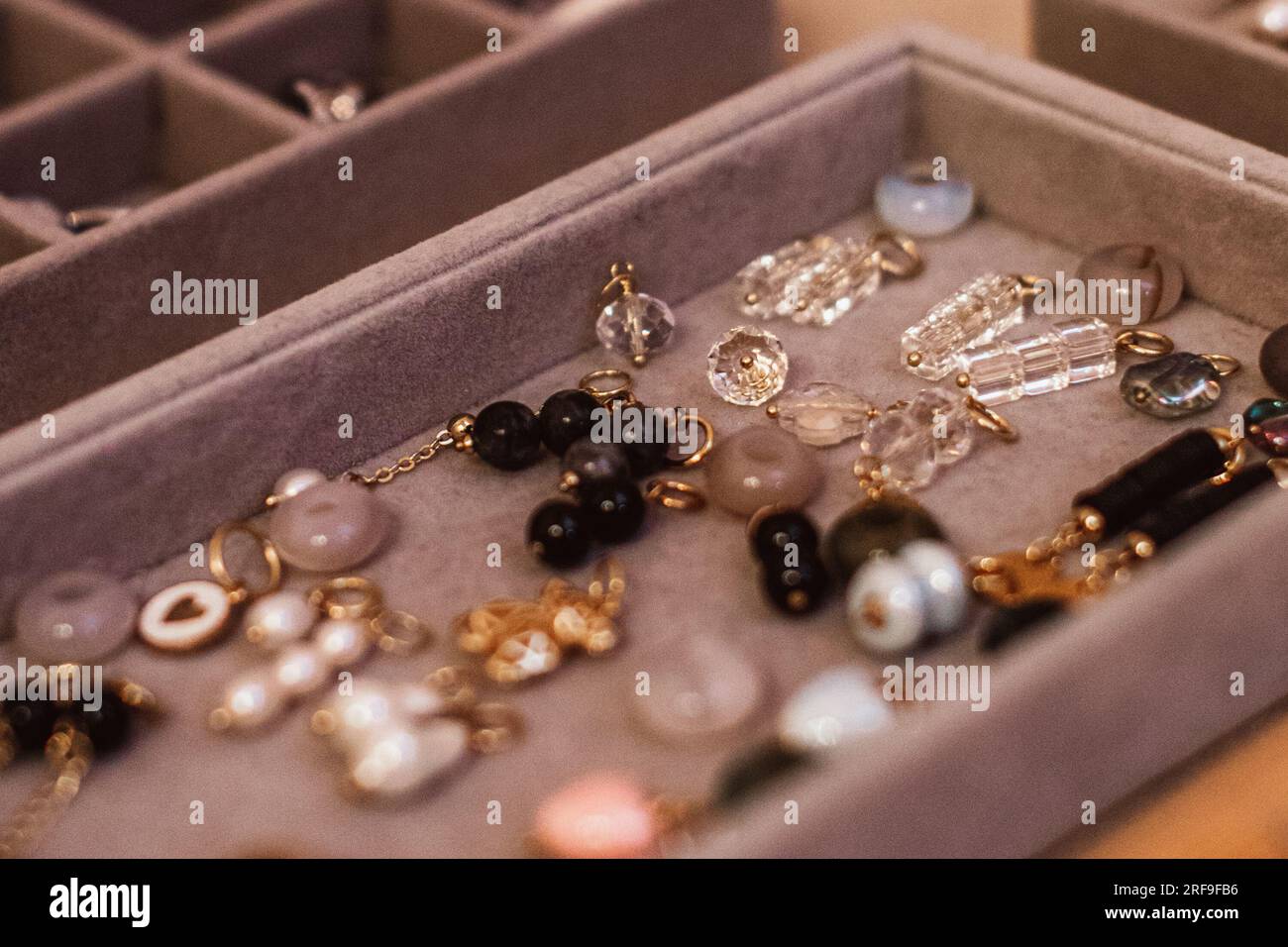 Boucles d'oreilles avec des pierres, bijoux sur la vitrine du magasin d'accessoires pour femmes Banque D'Images