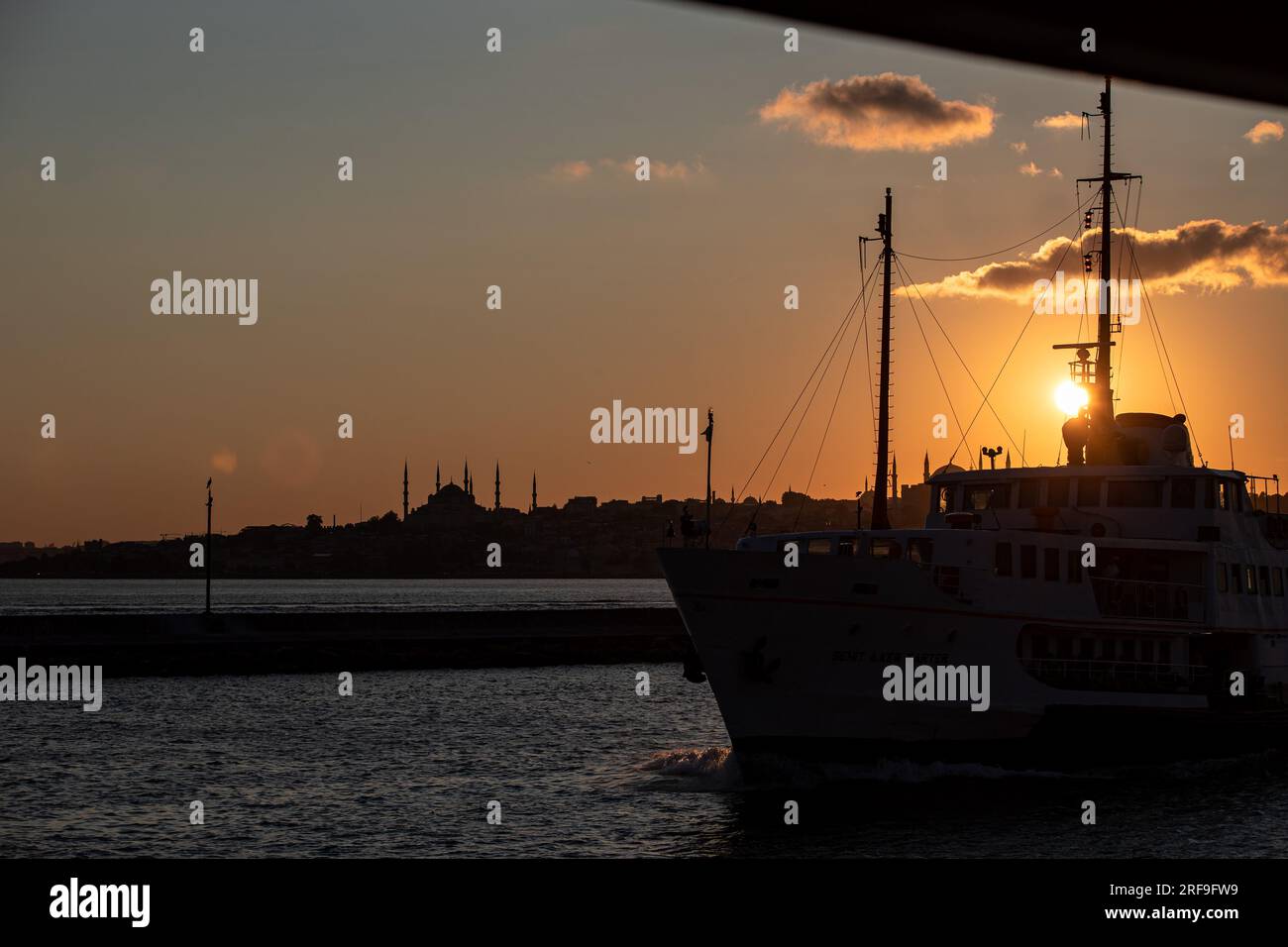 City Lines ferry font une belle vue au coucher du soleil à Istanbul. Banque D'Images