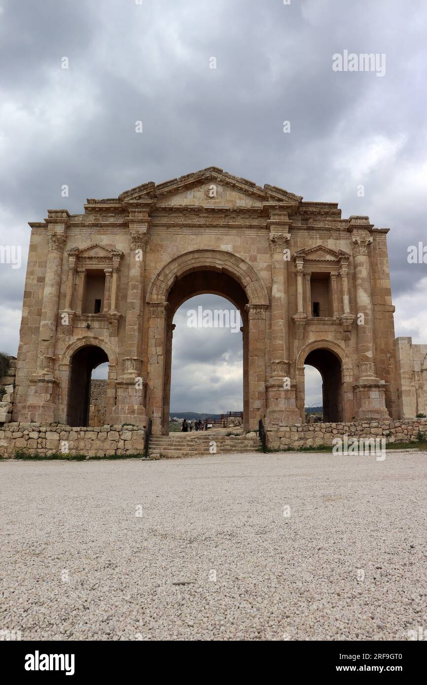 Jerash, Jordanie : Tourisme au Moyen-Orient - Arc d'Hadrien dans la ville historique de Jerash (ville grecque romaine) Banque D'Images