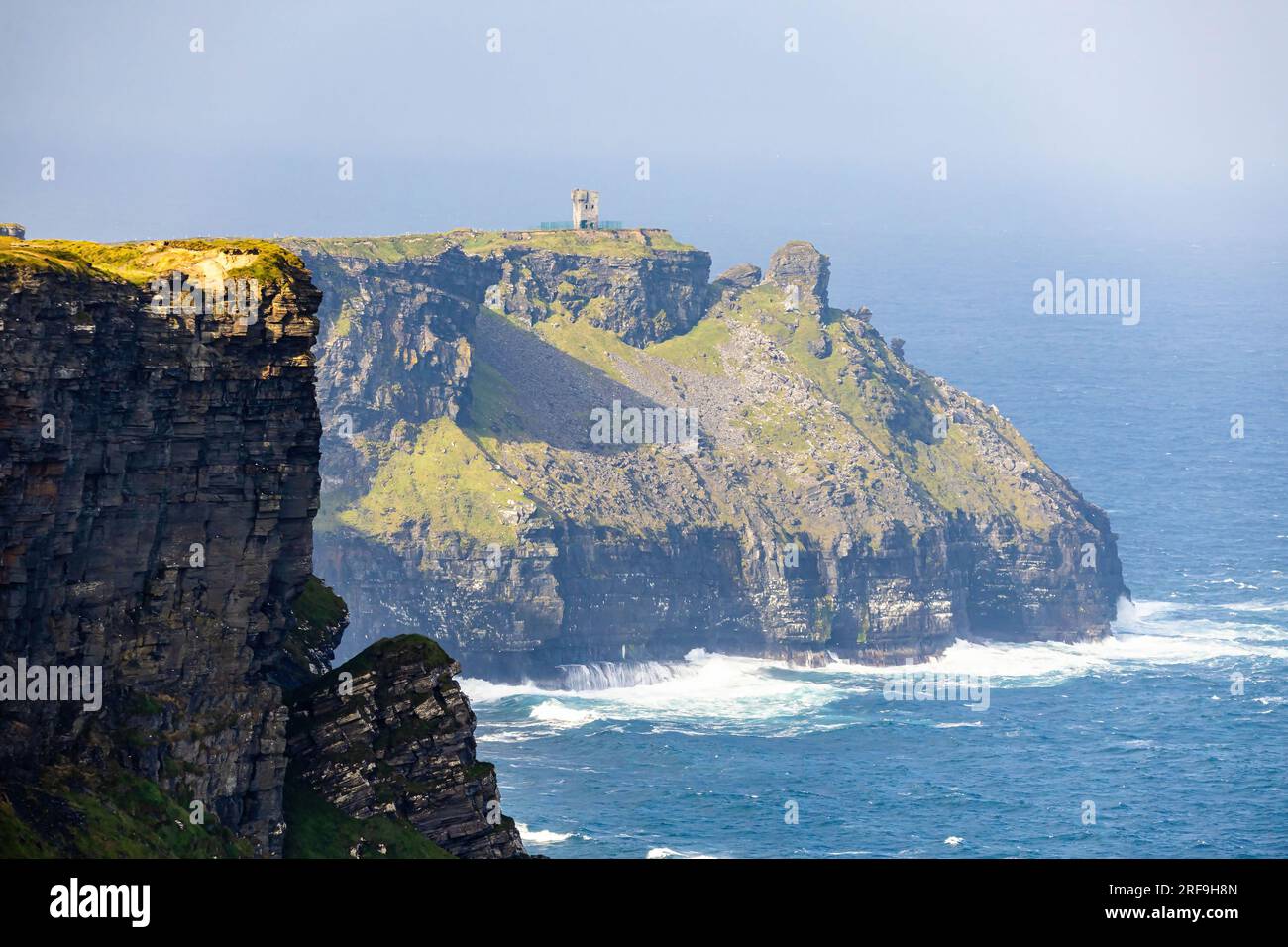 Vue panoramique de la Tour Moher à Hag's Head en été au lever du soleil à Doolin, Irlande Banque D'Images