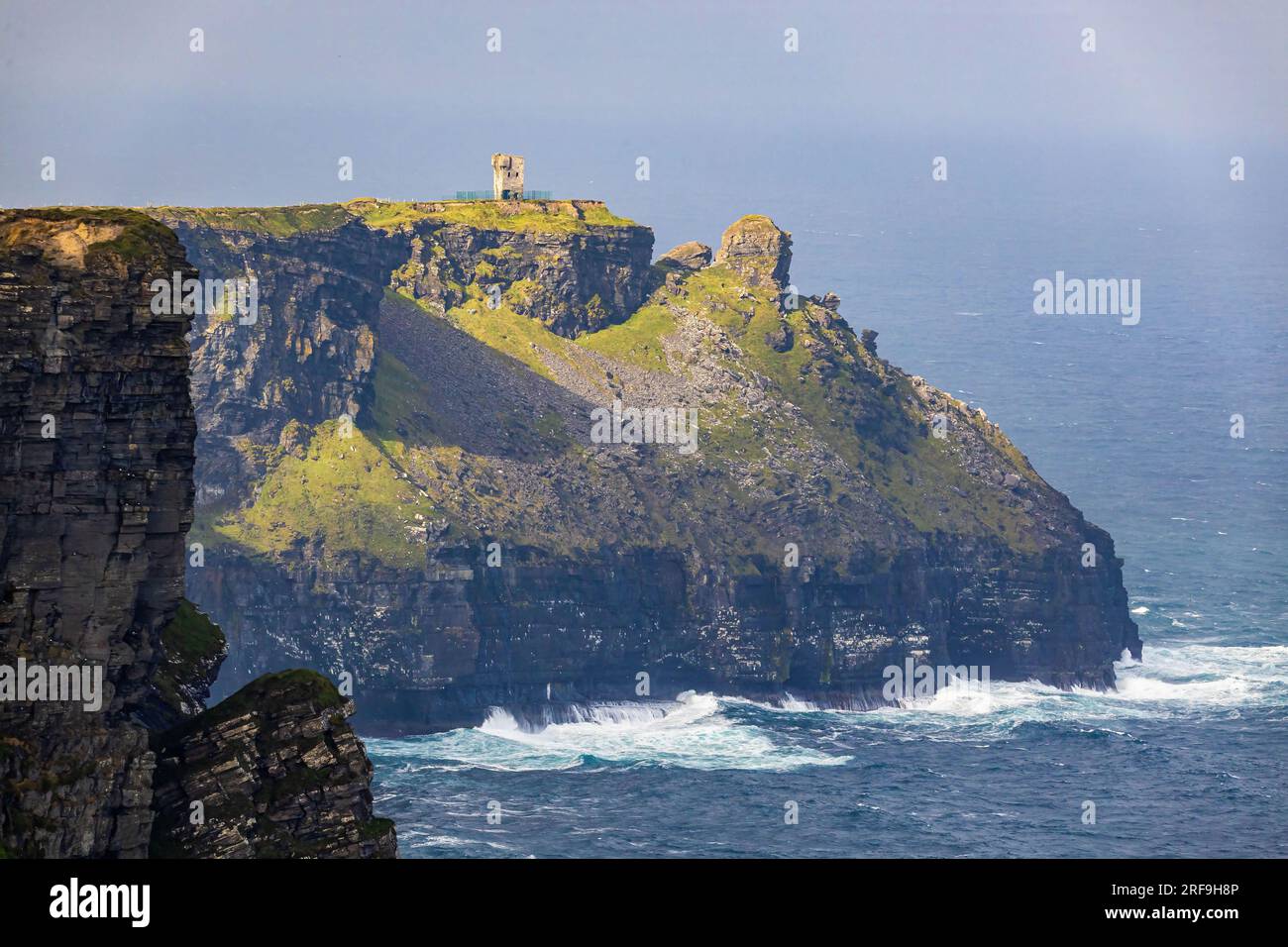 Vue panoramique de la Tour Moher à Hag's Head en été au lever du soleil à Doolin, Irlande Banque D'Images