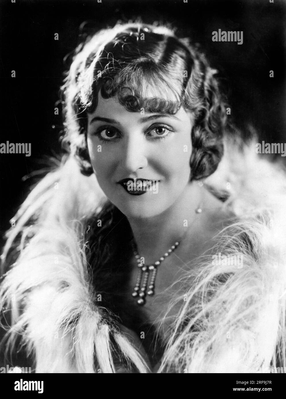 Hollywood, Californie : 10 mars 1927 l'actrice Agnes Ayres a signé avec Hal Roach Studios pour jouer dans des comédies. Banque D'Images